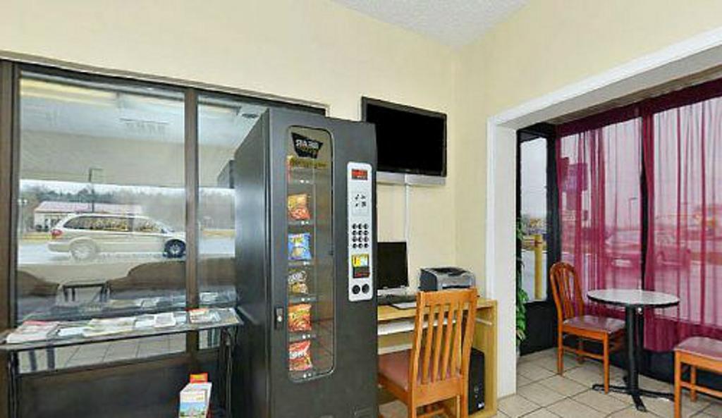 Americas Best Value Inn - Fredericksburg North Экстерьер фото