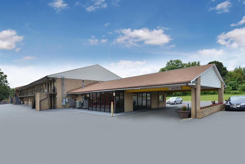 Americas Best Value Inn - Fredericksburg North Экстерьер фото