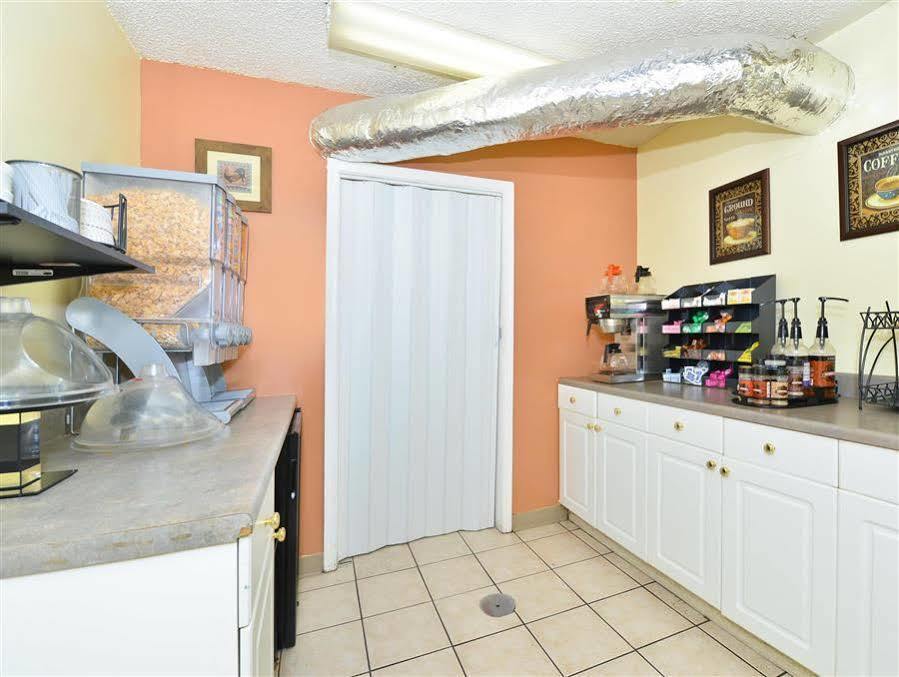 Americas Best Value Inn - Fredericksburg North Экстерьер фото