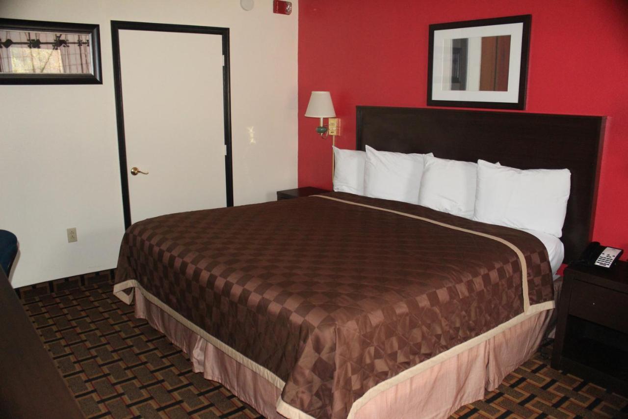 Americas Best Value Inn - Fredericksburg North Экстерьер фото